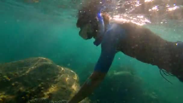 Slowmotion lövés egy fiatal férfi, snorkeling és búvárkodás dip-tengerbe — Stock videók