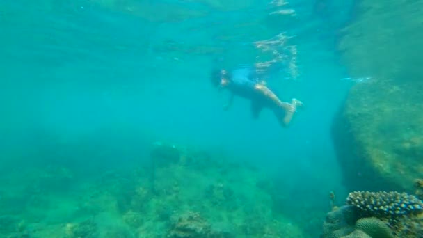 Slowmotion lövés egy fiatal férfi, snorkeling és búvárkodás dip-tengerbe — Stock videók