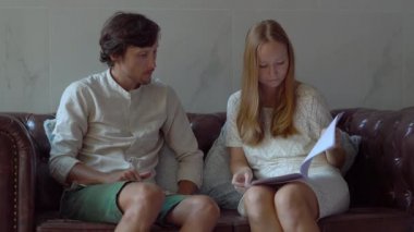 genç adam emlakçı istemci bir apartman binası salonunda karşılamaktadır. İstemci bir sözleşme ve sighn okur bu