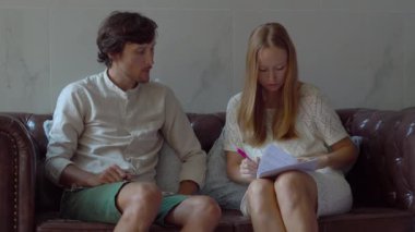 genç adam emlakçı istemci bir apartman binası salonunda karşılamaktadır. İstemci bir sözleşme ve sighn okur bu