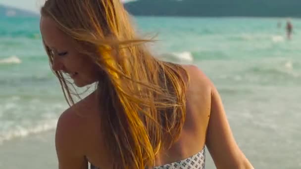 Fotografía en cámara lenta de una joven beatyful divirtiéndose en una playa y en el mar — Vídeos de Stock
