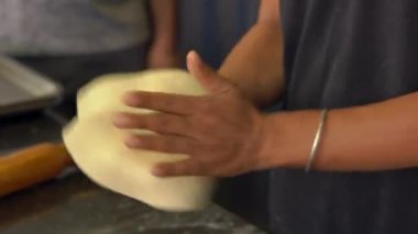 Kızılderili Şef Hint yemekleri hazırlar. Hint ekmek naan ve fırında roti