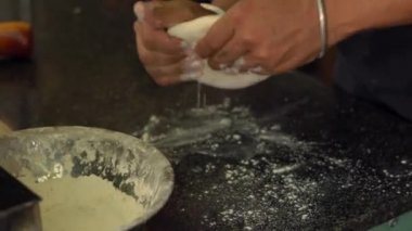 Kızılderili Şef Hint yemekleri hazırlar. Hint ekmek naan ve fırında roti