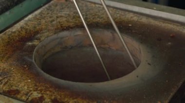 Kızılderili Şef Hint yemekleri hazırlar. Hint ekmek naan ve fırında roti