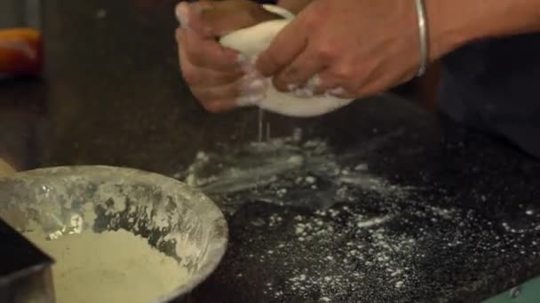 Індійська шеф-кухар готує індійську їжу. індійський хліб НААН і рота в духовці — стокове відео