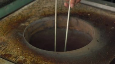 Kızılderili Şef Hint yemekleri hazırlar. Hint ekmek naan ve fırında roti