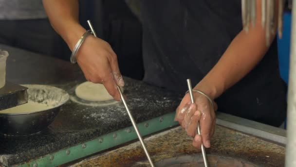 Индийский повар готовит индийскую еду. индийский хлеб наан и роти в духовке — стоковое видео
