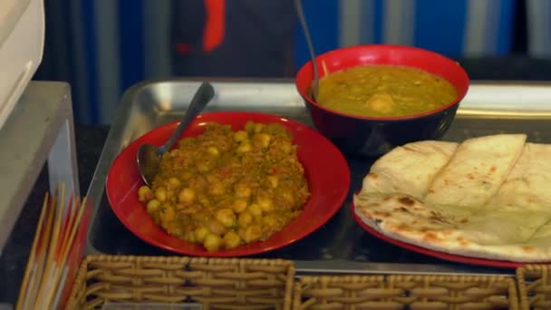 Gotowy do jedzenia zamówienia w kafejce indian. Palak paneer i naan. — Wideo stockowe