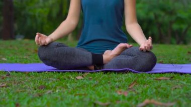 genç kadının tropikal bir parkta yoga egzersizleri yapması