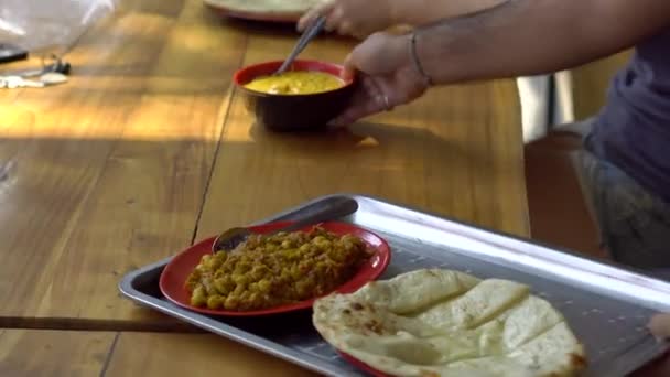 Jonge vrouw krijgt haar orde in een Indiase café — Stockvideo