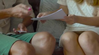 genç adam emlakçı istemci bir apartman binası salonunda karşılamaktadır. istemci sighns bir sözleşme ve get anahtar ve plastik anahtar kartı