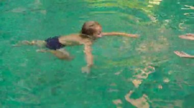 Erkek eğitmen gündüz Yüzme Havuzu çocuk öğretim