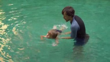 Erkek eğitmen gündüz Yüzme Havuzu çocuk öğretim