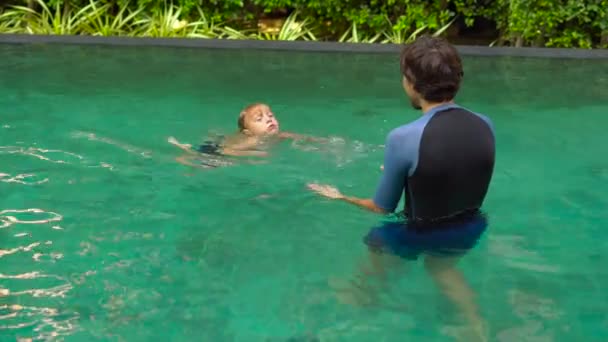 Чоловік Інструктор Навчає Хлопчика Плавати Басейні Вдень — стокове відео