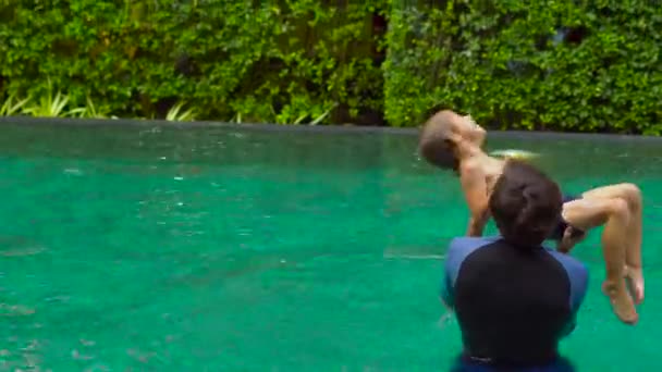 Instructor Masculino Enseñando Nadar Piscina Durante Día — Vídeos de Stock