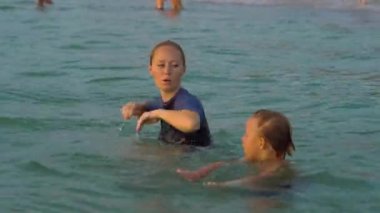 Küçük çocuk bir Sjaelland sırasında bir denizde Yüzme kadın yüzme eğitmeni öğretir