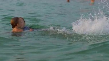 Küçük çocuk bir Sjaelland sırasında bir denizde Yüzme kadın yüzme eğitmeni öğretir