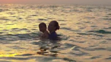 Küçük çocuk bir Sjaelland sırasında bir denizde Yüzme kadın yüzme eğitmeni öğretir