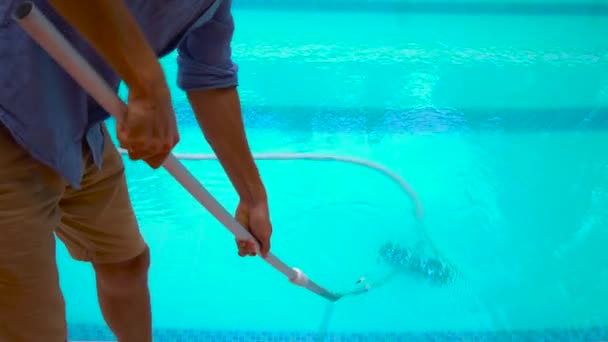 Serviço e manutenção da piscina.Limpeza da piscina . — Vídeo de Stock