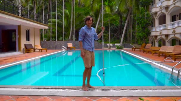 Servicio y mantenimiento de la piscina.Limpieza de la piscina . — Vídeos de Stock