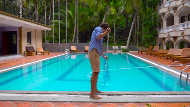 Serviço e manutenção da piscina.Limpeza da piscina . — Vídeo de Stock