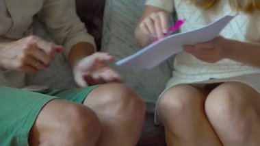 genç kadın emlakçı istemci bir apartman binası salonunda karşılamaktadır. istemci sighns bir sözleşme ve onun anahtar ve plastik anahtar kartı alır