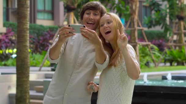 Jonge toeristische selfie gelukkig op het krijgen van hun nieuwe appartementen maken — Stockvideo