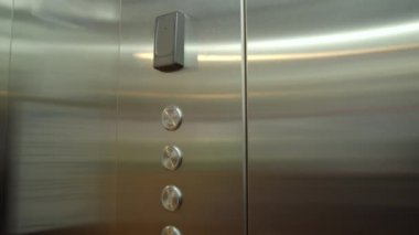 Adam onun yere girmek için yetenek kilidini için plastik anahtar kartını asansörde eklemek
