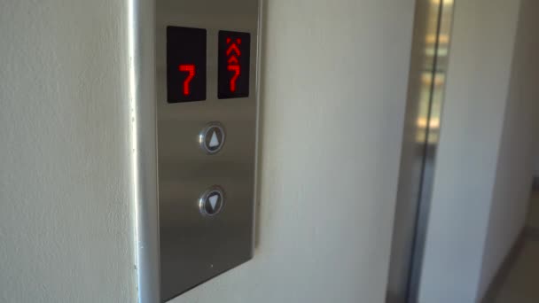Adam bir asansör ara ve içine girmek için düğmeye bas — Stok video