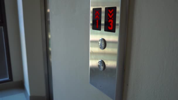 Munbers op een pannel die aangeeft bewegende liften — Stockvideo