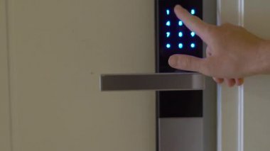 Genç kadının dairesine gelir ve bir ekranda bir şifre ile bir elektronik kilit açılır