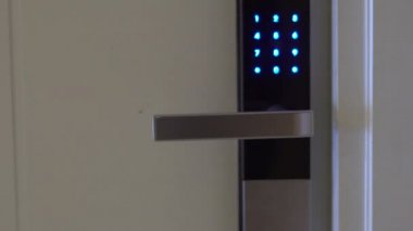 Genç kadının dairesine gelir ve anahtar kartı kullanarak bir elektronik kilit açılır