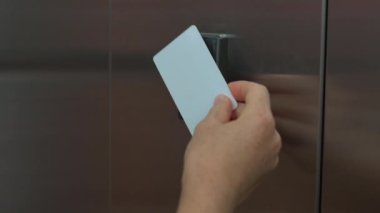 kadın onun yere girmek için yetenek kilidini için plastik anahtar kartını asansörde eklemek