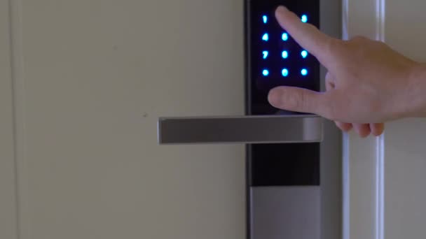 Jonge vrouw komt naar haar appartement en een elektronisch slot met behulp van een wachtwoord op een scherm opent — Stockvideo