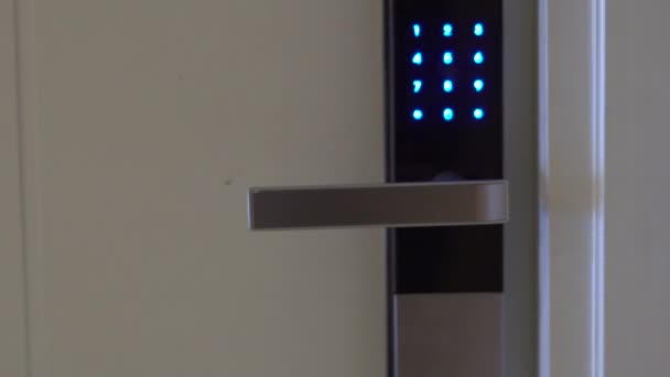 Młoda kobieta przychodzi do jej mieszkania i otwiera zamek elektroniczny, za pomocą klucza karty — Wideo stockowe