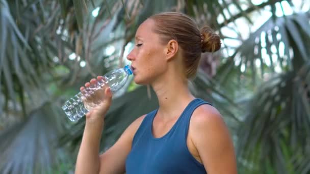 Atraktivní Sportovní Žena Pitnou Vodu Láhve Jogging Nebo Běh — Stock video