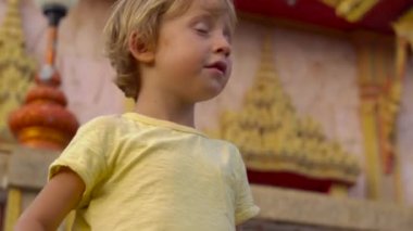 Sevimli çocuk Tay tapınak fonunda gündüz yürüyüş