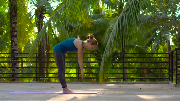 Mujer joven haciendo ejercicios en un techo de una casa en los trópicos — Vídeos de Stock