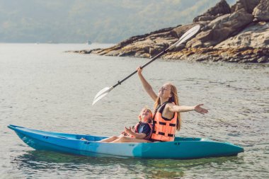 Anne ve oğlu tropikal deniz kayağı. Seyahat ve faaliyetleri çocuk kavramı ile