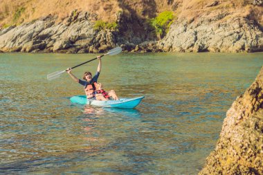 Baba ve oğul tropikal deniz kayağı. Seyahat ve faaliyetleri çocuk kavramı ile.