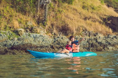 Baba ve oğul tropikal deniz kayağı. Seyahat ve faaliyetleri çocuk kavramı ile.