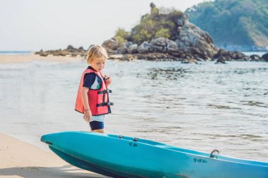 Çocuk bir kayık binmek istiyor.
