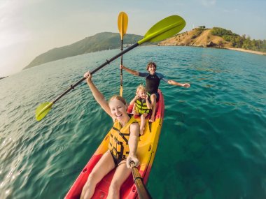 mutlu aile ile çocuk tropikal deniz kanosu.