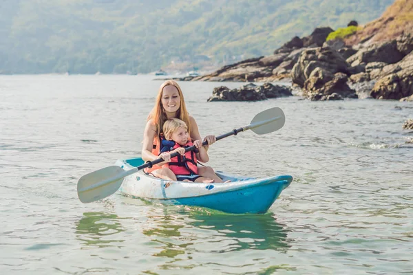 Mor Och Son Kajakpaddling Tropiska Ocean Resor Och Aktiviteter Med — Stockfoto