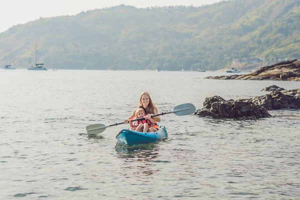 Madre Figlio Kayak Nell Oceano Tropicale Viaggio Attività Con Bambini — Foto Stock