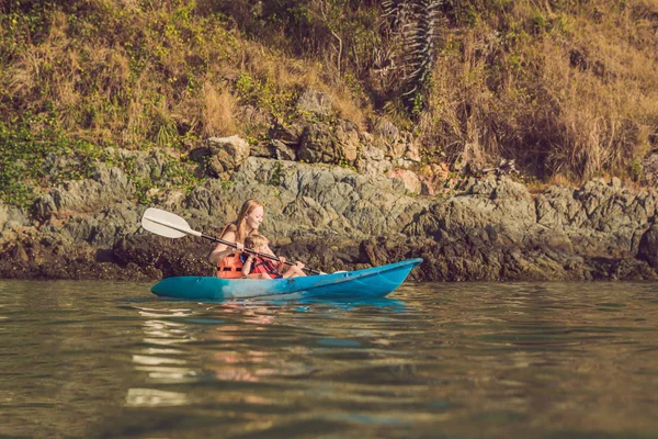 Madre Figlio Kayak Nell Oceano Tropicale Viaggio Attività Con Bambini — Foto Stock