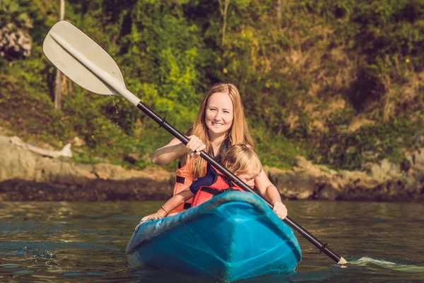 Madre Hijo Navegando Kayak Océano Tropical Viajes Actividades Con Concepto — Foto de Stock