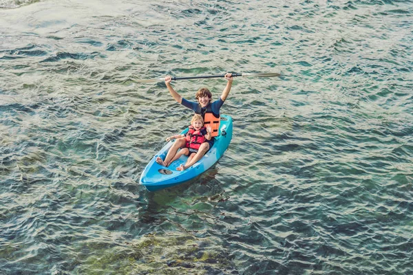 Padre Figlio Che Fanno Kayak Nell Oceano Tropicale Viaggio Attività — Foto Stock