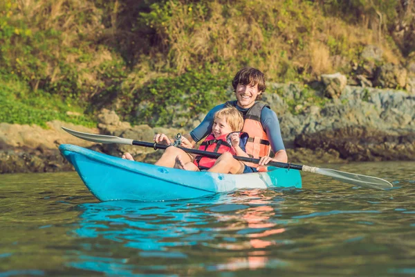 Padre Hijo Navegando Kayak Océano Tropical Viajes Actividades Con Concepto — Foto de Stock