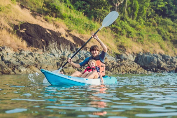 Отец Сын Плавают Байдарках Тропическом Океане Путешествия Развлечения Детьми — стоковое фото